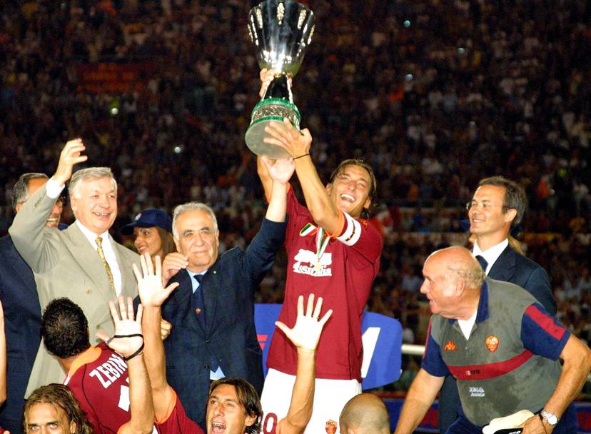 Roma, 19 agosto 2001: Totti innalza con il presidente Sensi la Supercoppa italiana conquistata nella finale con la Fiorentina vinta 3-0 (Omega)